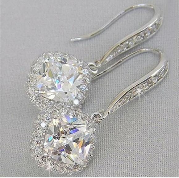 Dangle drop earrings. - Picture 4 of 5